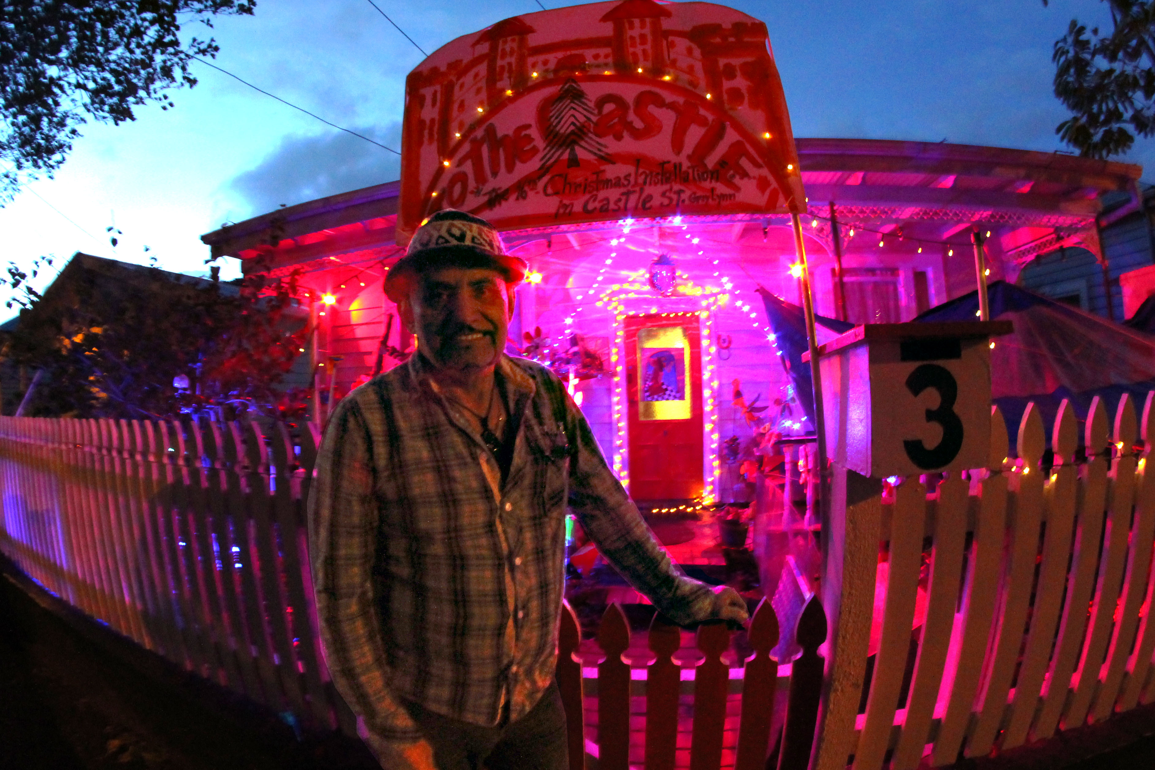 Peruvian builds Christmas installation in Grey Lynn